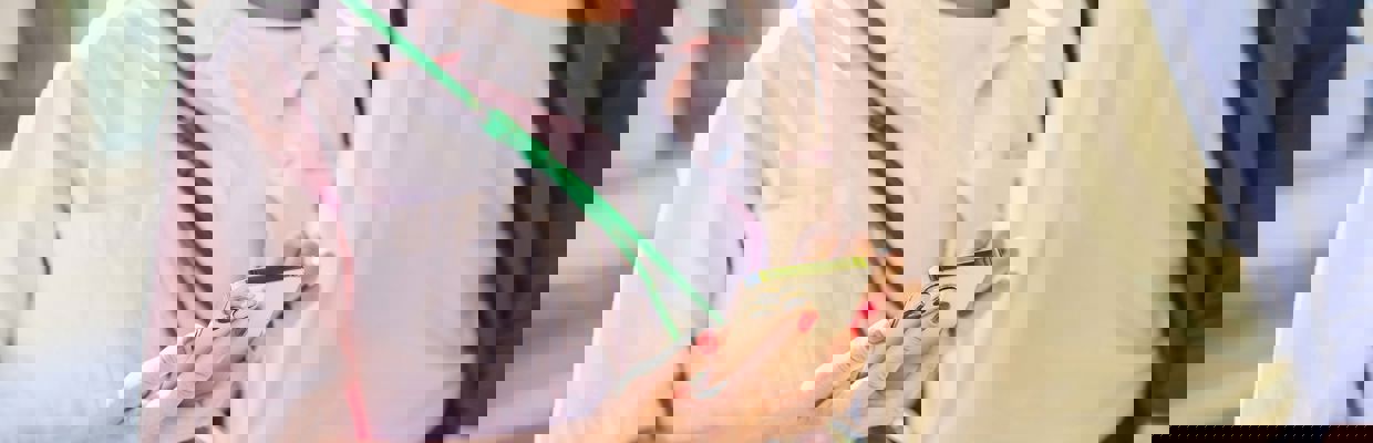 En kvinna som läser i sin mobiltelefon