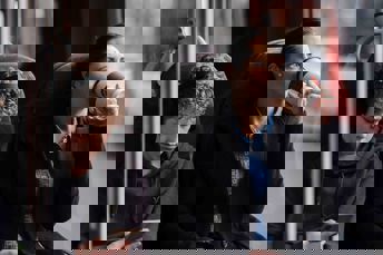 Affärskvinna njuter av en kopp kaffe på bussen