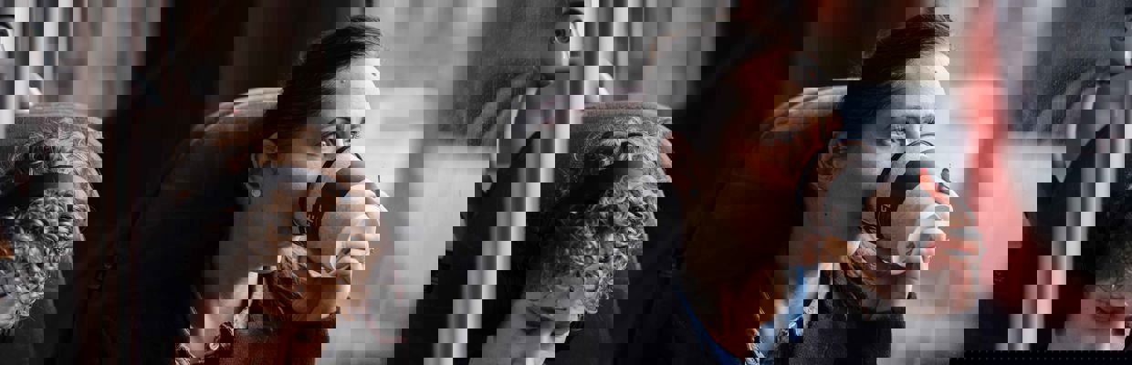 Kvinna som njuter av bussfärden