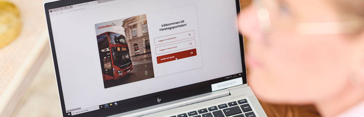 Kvinna sitter vid datorn och loggar in på företagsportalen