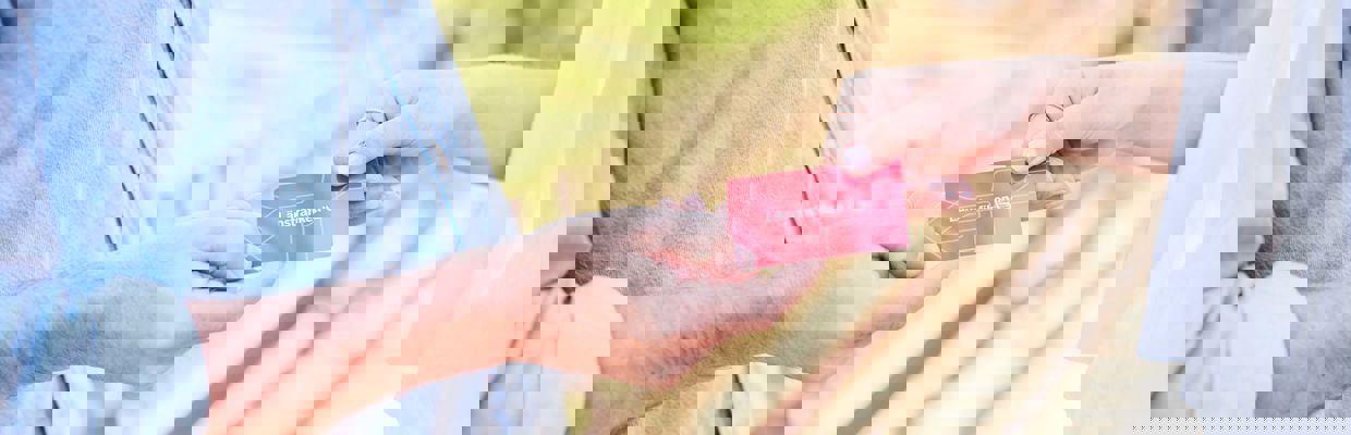 Person som delar med sig av ett resekort