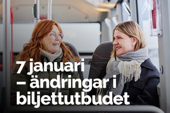 Resenärer som sitter på bussen och tittar på varandra och ler.