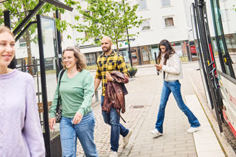Fyra resenärer som precis klivit av en regionbuss i Nässjö.