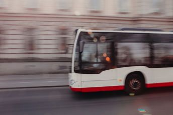 Bild på buss som kör genom centrum i Jönköping.