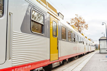 Ett Krösatåg står still intill en perrong.