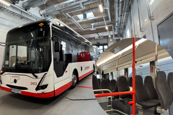 En bild på en av de nya bussarna som börjar rulla i Jönköpings stadstrafik i höst. Bilden visar både ut- och insida på bussen.
